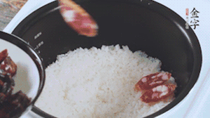 開(kāi)蓋觀察飯，水微微收干，放入切好的金字香腸、醬肉、醬肉香腸。