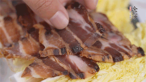 依次擺放娃娃菜和醬肉。