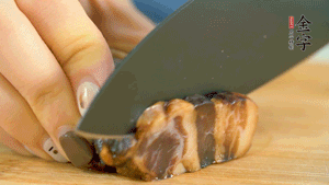金字風(fēng)味醬肉切成片，上鍋蒸15分鐘。