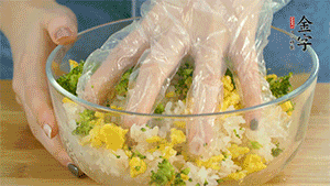 將飯團(tuán)用手搓捏成圓球狀。