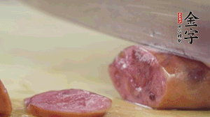 拿出香腸和臘肉，切成片后重新鋪入。