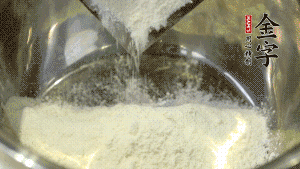 【油皮】1．將油皮材料放入料盆中，緩緩加100ml水，攪拌成雪花片狀。在案板上反復(fù)揉搓成有一定筋度的光潔面團(tuán)，搓成12個(gè)團(tuán)子。