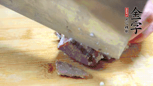 金字鹵牛肉打開(kāi)包裝，把牛肉切成片狀。（眼見(jiàn)為實(shí)，用一整塊牛肉鹵制的鹵牛肉哦，牛肉的香氣感覺(jué)撲鼻而來(lái)有木有?。。。?>
					</div>
					<span>步驟 6/7</span>
					<p>金字鹵牛肉打開(kāi)包裝，把牛肉切成片狀。（眼見(jiàn)為實(shí)，用一整塊牛肉鹵制的鹵牛肉哦，牛肉的香氣感覺(jué)撲鼻而來(lái)有木有?。。。?/p>
				</li><li>
					<div   id=