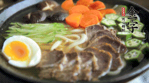 最后，將所有食材都擺到面碗上，呈現(xiàn)美美的視覺(jué)就可以了！