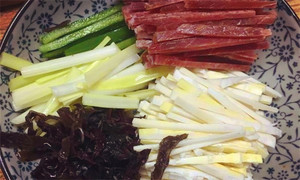 黑木耳泡發(fā)，黑木耳、韭黃、雷筍、青椒切成絲。