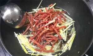火腿絲、筍絲、黑木耳絲汆水后，瀝干。
