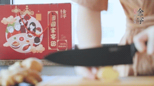 將處理好的老鴨放入冷水鍋中，丟入姜片，冷水煮沸去腥。