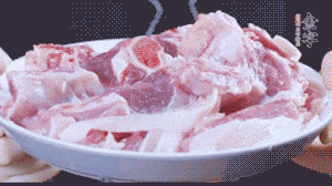 新鮮羊肉冷水入鍋，加姜片、清水焯水，除去血沫。