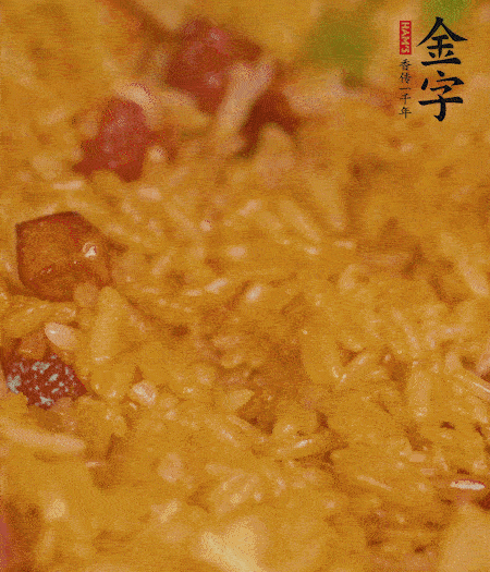 放一撮鹽、生抽少許，倒入炸好的芋頭。最后撒蔥花、蒜末翻炒均勻。