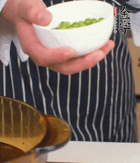 胡蘿卜、豌豆和干花菇焯水。