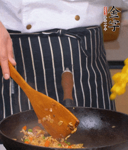 加咖喱塊、少許鹽、白糖調(diào)味，炒至咖喱塊融化后，倒米飯，翻炒至每粒米飯都包裹上咖喱，再放黃椒、青椒粒，出鍋前加菠蘿粒和小蔥翻拌均勻。