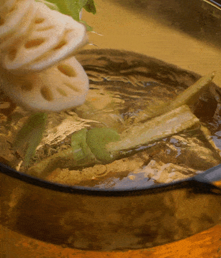 把玉米筍（對半切開）、西芹（切斜片）、蓮藕（切片），放入開水鍋內(nèi)，加點少許鹽、油，汆燙2分鐘。