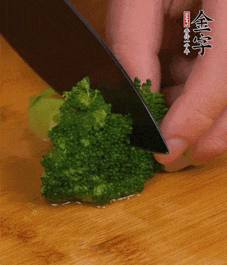 西蘭花用淡鹽水浸泡十幾分鐘后過開水焯燙熟后撈出。