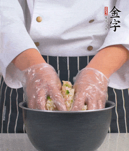 米飯中放西蘭花碎、咸肉丁，加少許黑胡椒、十來滴橄欖油拌勻。