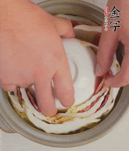 寬度剛好是鍋的高度?？垡粋€(gè)小碗更有助于幫助造型。