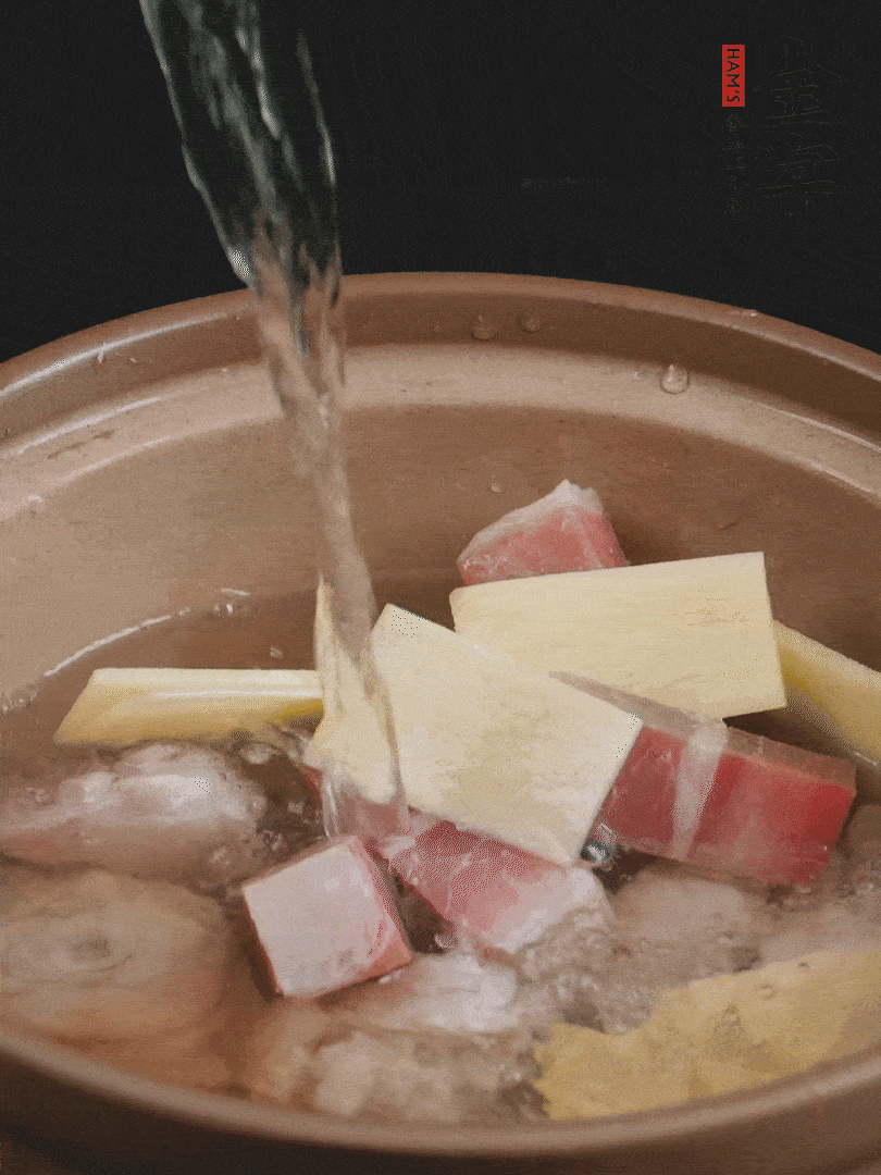 雞塊、火腿、姜片加適量料酒、清水燉80分鐘。