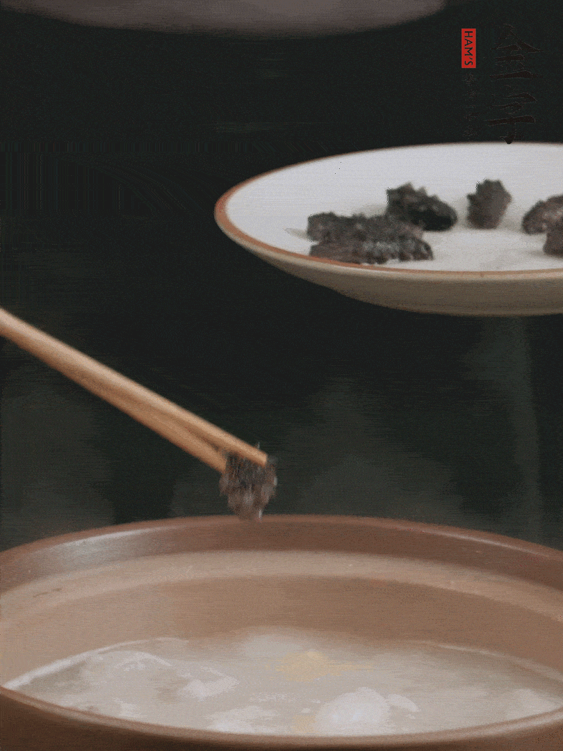 期間雞湯燉到80分鐘時(shí)，加小海參再燉10分鐘。