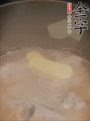 排骨洗凈，加生姜、黃酒焯水，溫水洗凈備用。