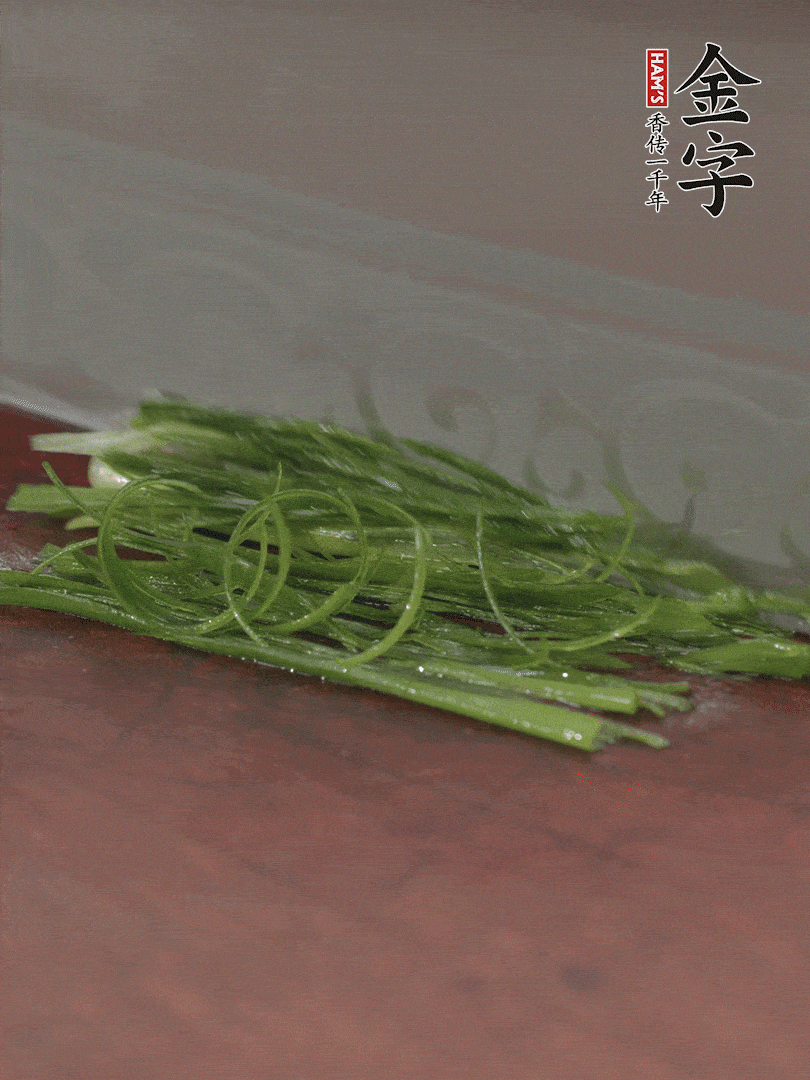 生姜切薄片，紅椒切細絲，小蔥蔥綠切細絲，泡入冰水中保持新鮮。