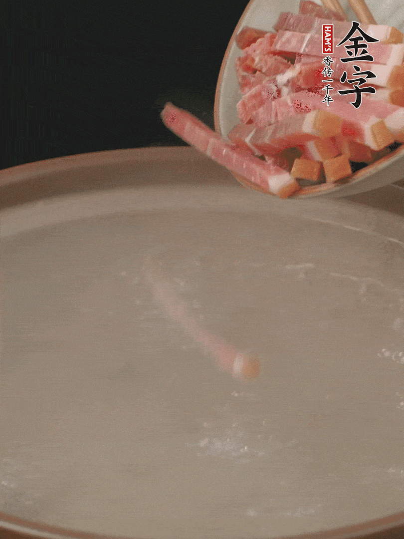 金字火腿切絲，熱水下鍋，放火腿燉煮15分鐘。