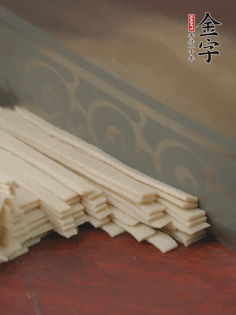 燉火腿期間，千張切細(xì)絲，白蘿卜去皮切細(xì)絲，蒜葉切細(xì)丁。