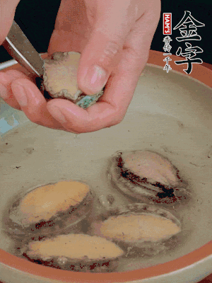 鮑魚加鹽、清水浸泡，用勺子挖出鮑魚肉。