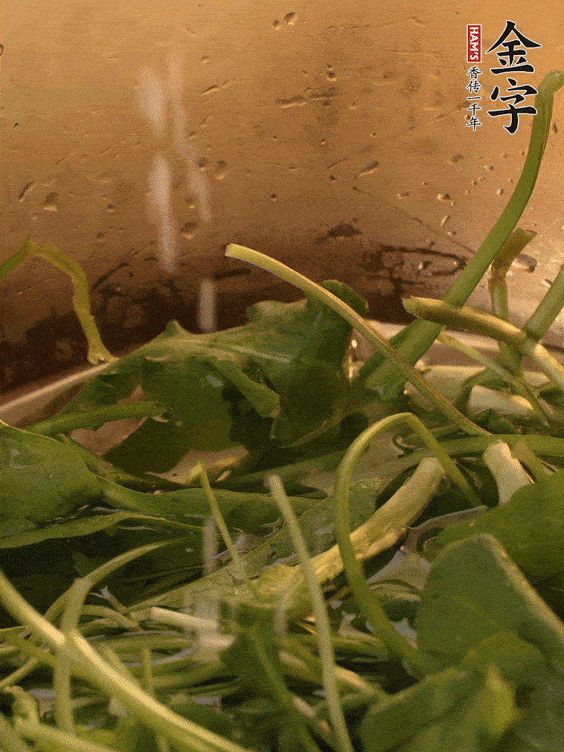 薺菜去掉根部，加小蘇打、鹽熱水沸騰燙軟。