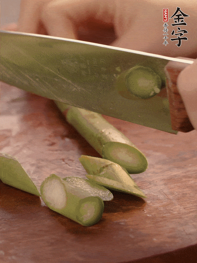 蘆筍去掉底部老的部分，斜切成段。白玉菇去掉根部，日本豆腐切成圓厚片。