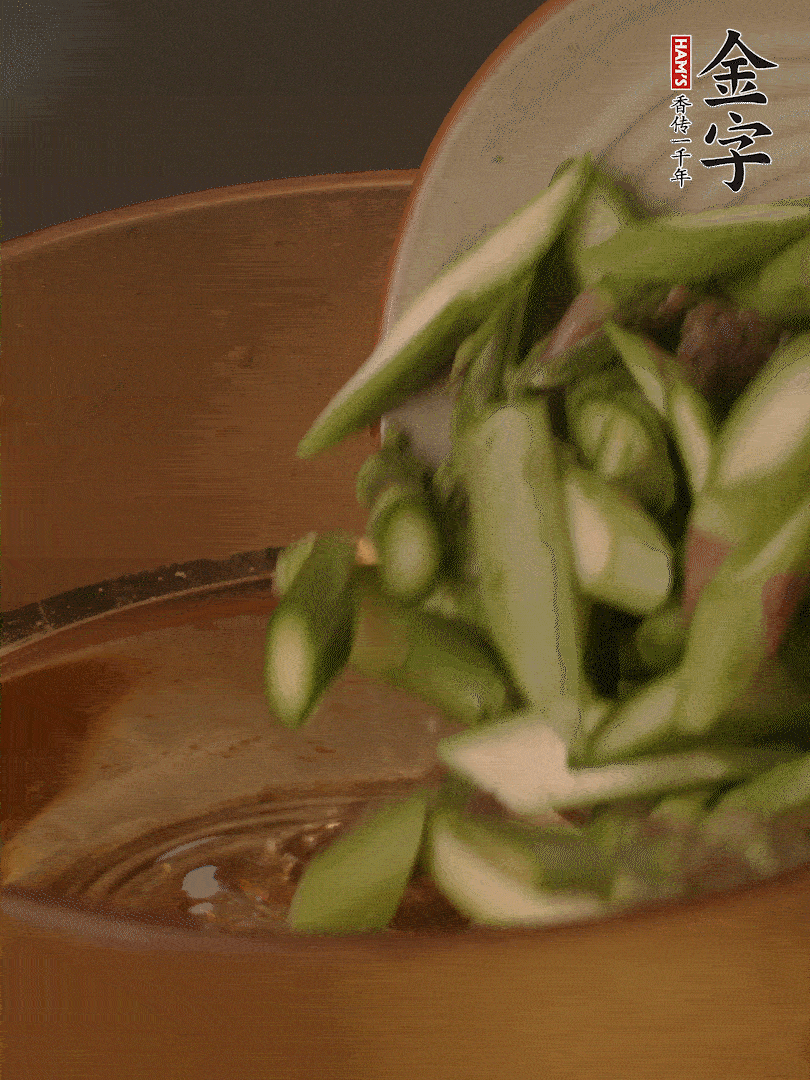 蘆筍、白玉菇焯水30秒備用。