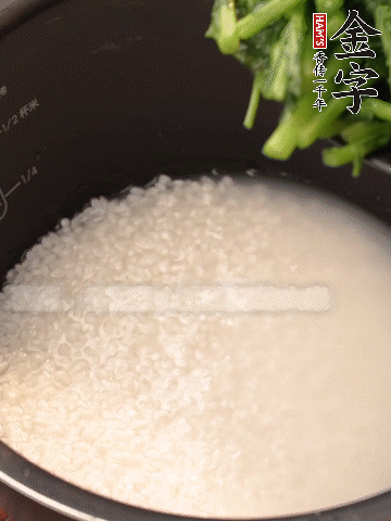 茼蒿、香腸放入浸泡好的大米，水沒過大米半指煮熟。