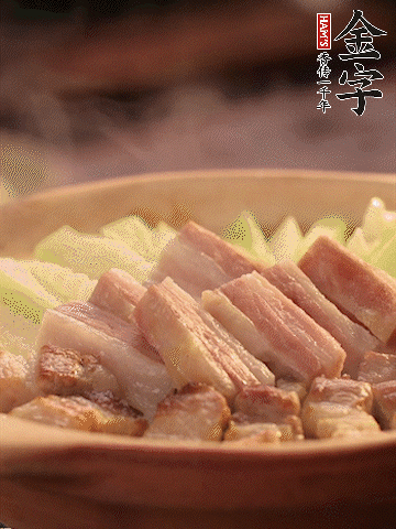 金字淡咸肉切條，焯水備用。