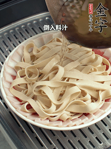 將料汁倒入食材中，改上保鮮膜蒸半小時(shí)。