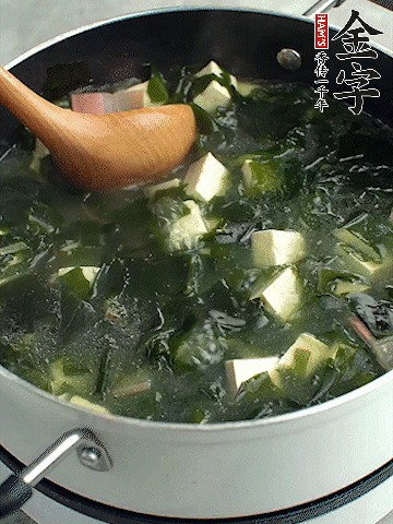 煮到沸騰后，再放入豆腐蓋蓋子煮3分鐘。