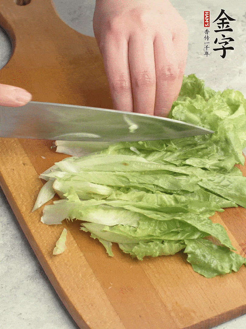 胡蘿卜、生菜、黃瓜切絲。