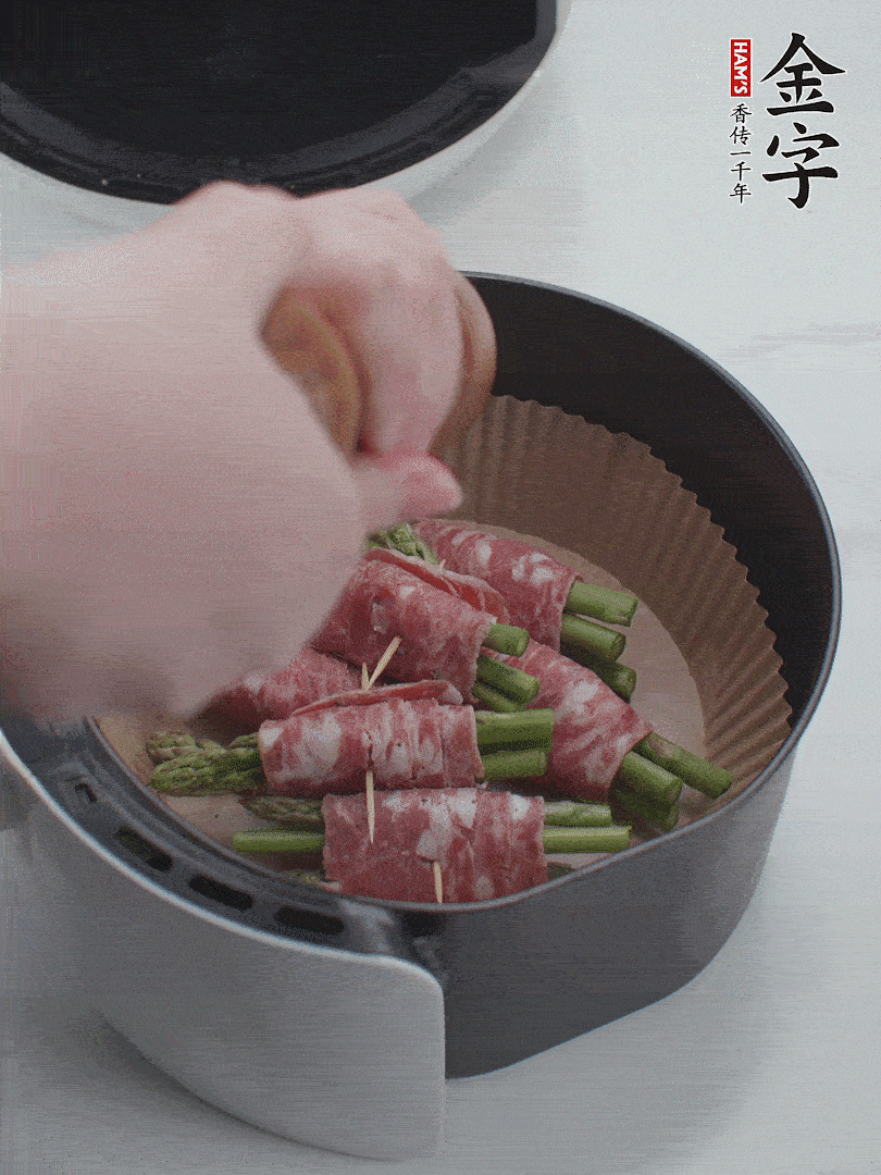 在培根卷上撒點黑胡椒碎。