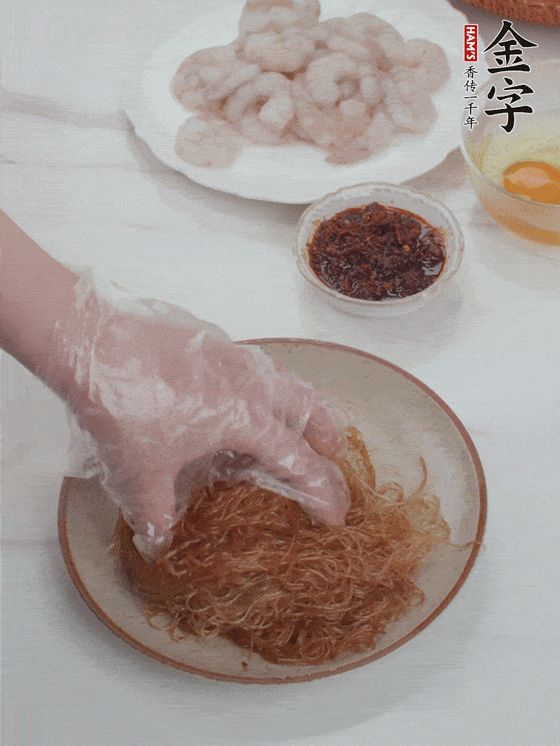 粉絲泡軟后，入沸水煮10秒，撈出后加1/2勺老抽、1/2勺食用油挑松。