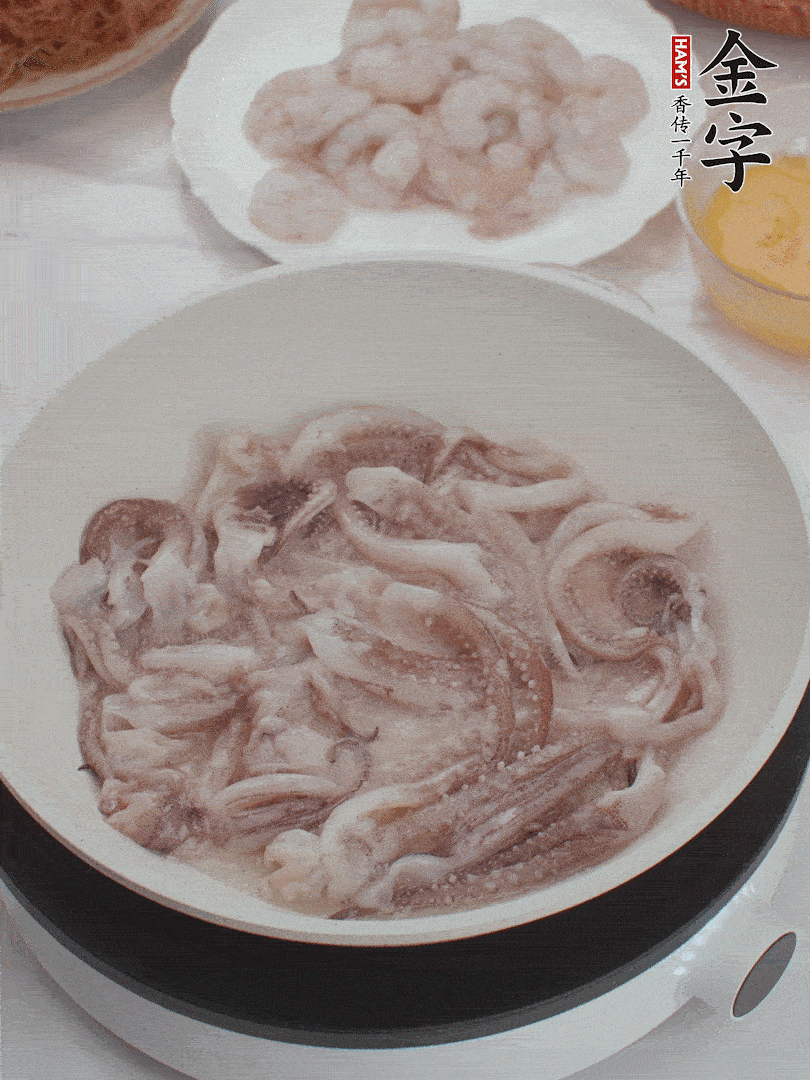 蝦仁、魷魚滑油，蛋液炒制半熟。