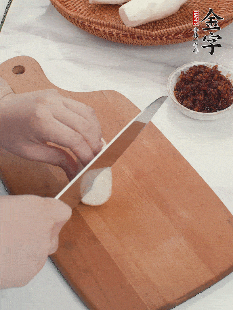 茭白剝殼，洗凈后切滾刀塊。