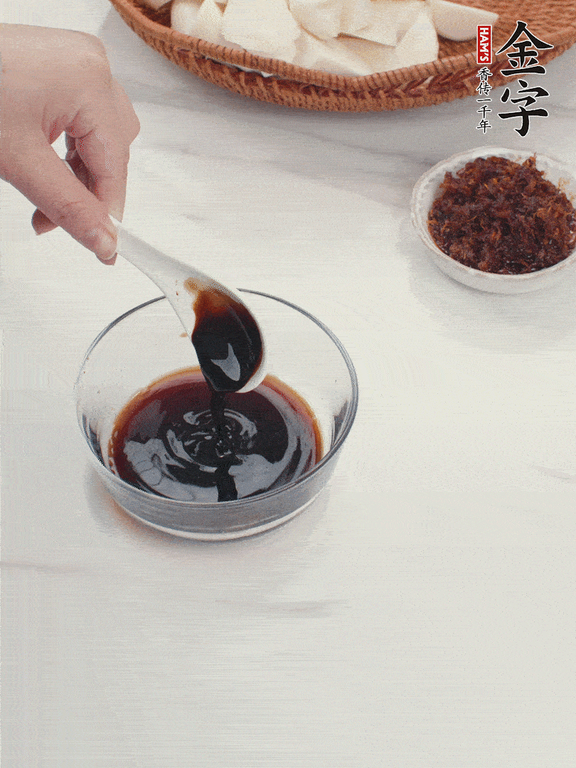 將生抽、老抽、黃酒和白砂糖在小碗里調(diào)成味汁。