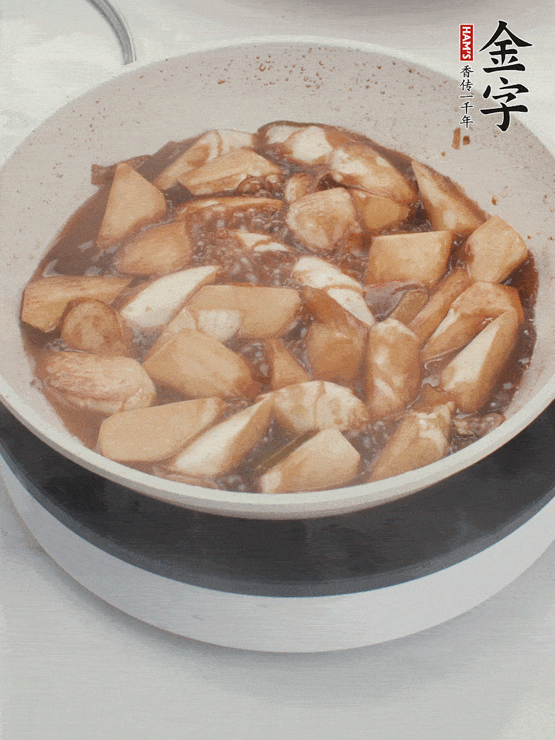 待茭白煸到微微發(fā)黃加入調(diào)好的味汁翻炒。加一小碗清水蓋蓋子燜3-4分鐘。