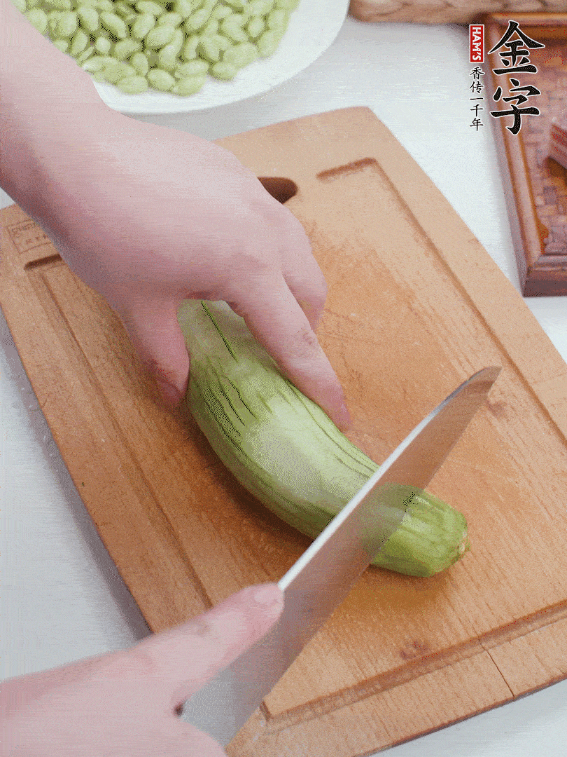 絲瓜去掉外皮，去掉兩端，切成滾刀塊。