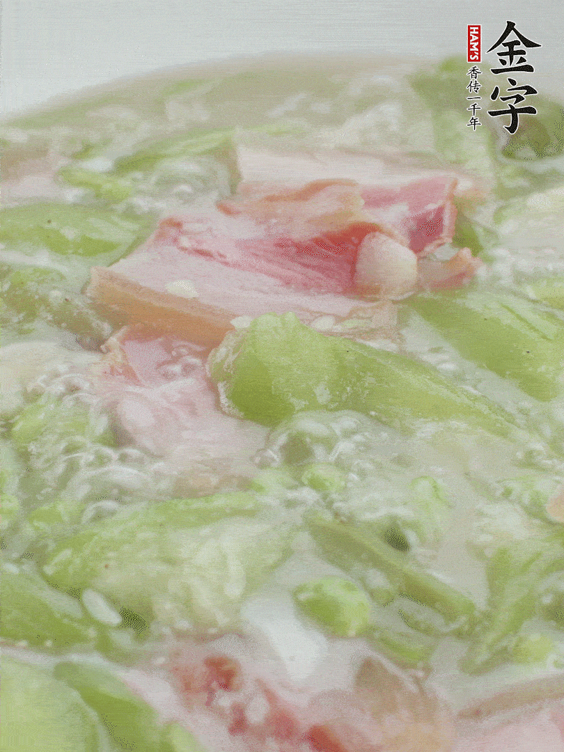 加一點熱水、白胡椒粉、雞精翻炒1分鐘。