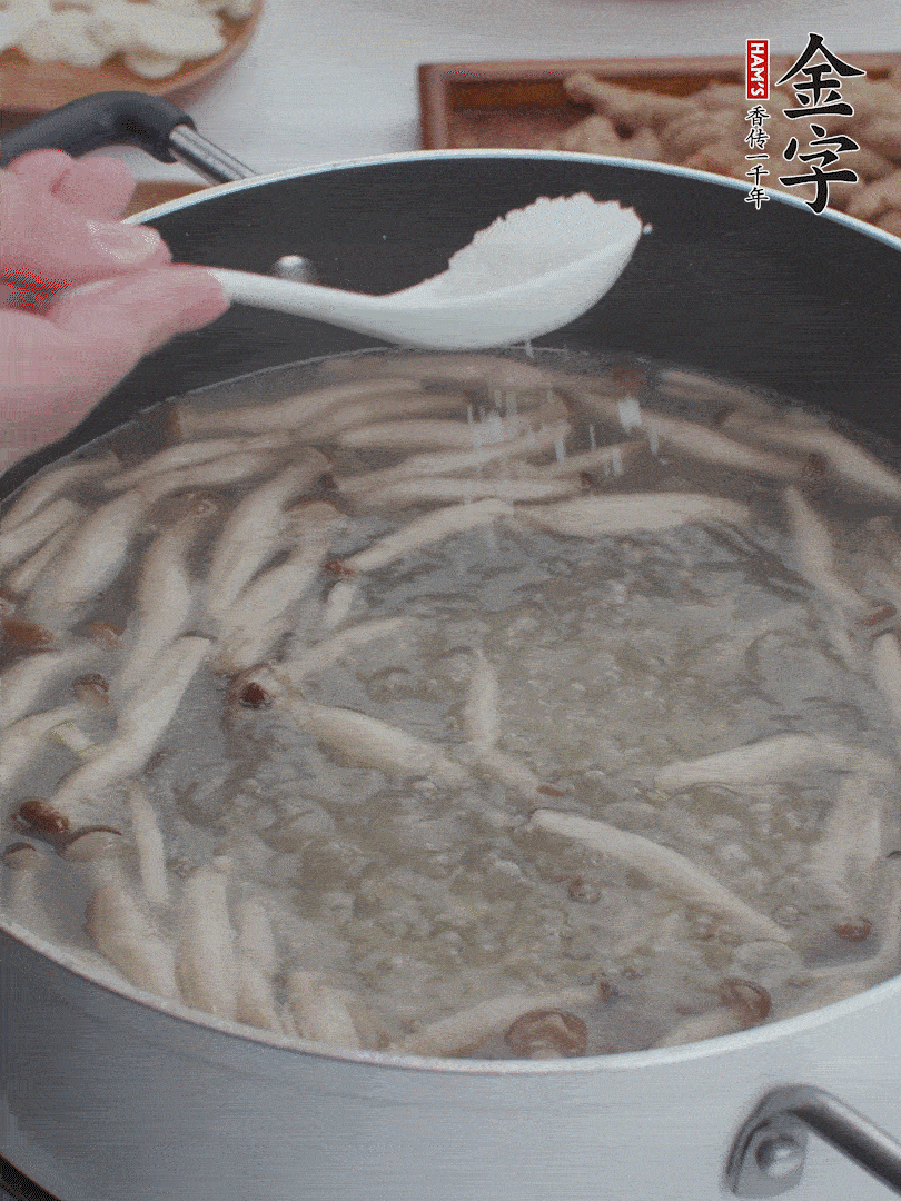 1勺鹽、一點(diǎn)胡椒粉調(diào)味。