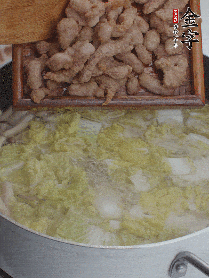 水開后煮10分鐘，下娃娃菜、小酥肉煮3分鐘。