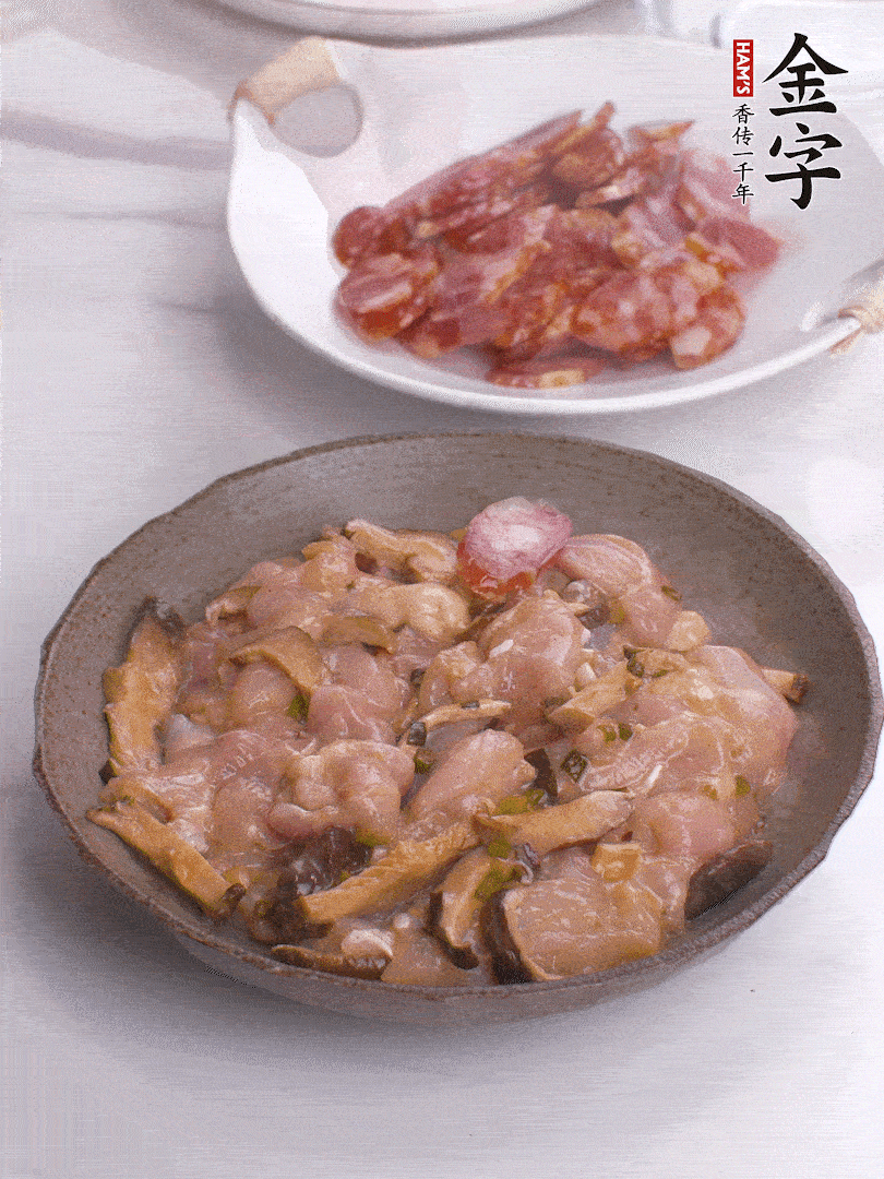 腌制后，雞肉中加淀粉1勺，頂部碼上香腸片。