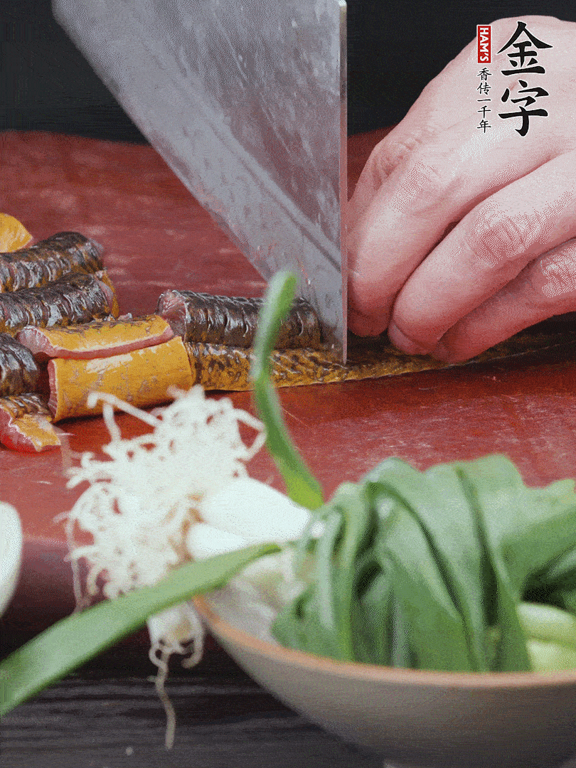 黃鱔去內(nèi)臟洗凈，切花刀斬段。沸水下鍋，加黃酒焯水去血沫。