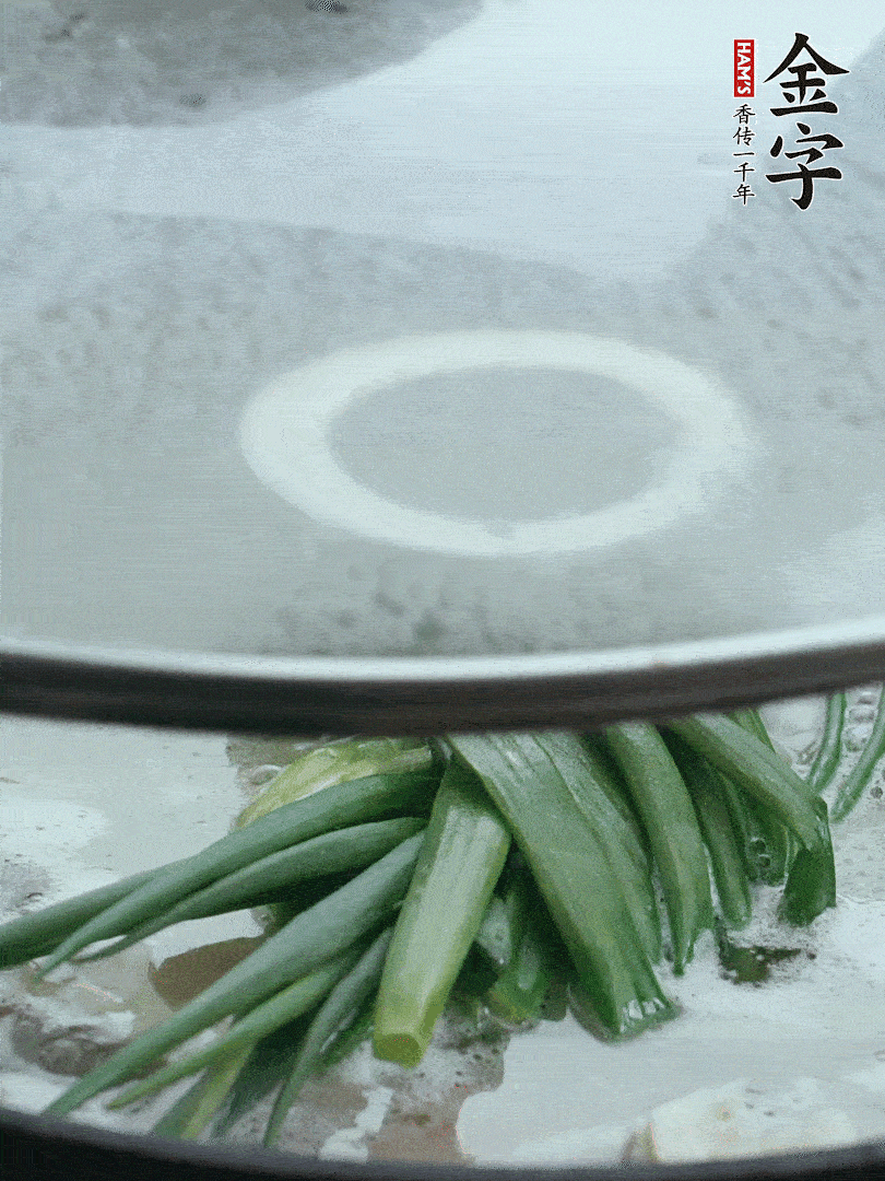 加蔥結(jié)去腥，大火開后中火燒20分鐘。