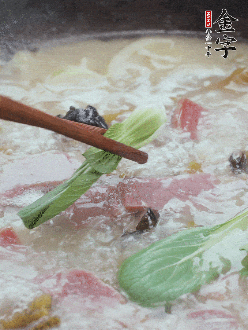 撈出蔥結(jié)，小菜心點(diǎn)綴。