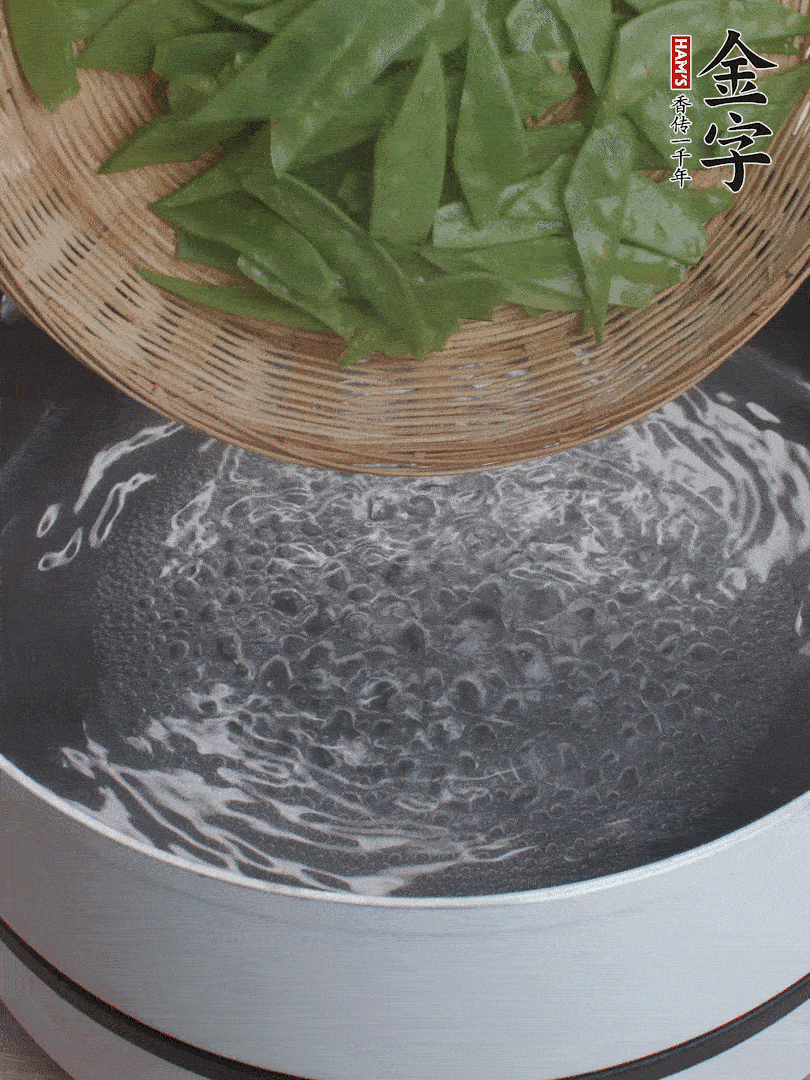 甜豆莢撕掉老筋，斜切兩半，焯水1分鐘。