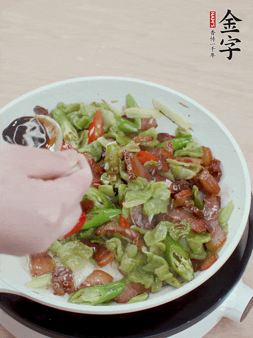 2勺生抽調(diào)味，最后撒蒜葉。